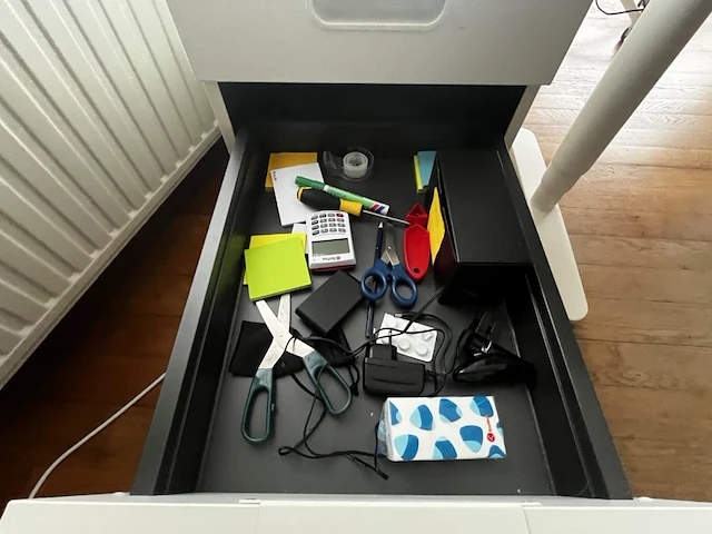 Bureau eiland incl 4 werkplekken + 4 verrijdbare typiste stoelen + 4 ladenblokken & akoestische schermen - afbeelding 20 van  22
