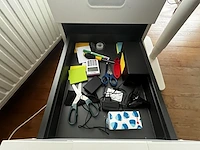 Bureau eiland incl 4 werkplekken + 4 verrijdbare typiste stoelen + 4 ladenblokken & akoestische schermen - afbeelding 20 van  22