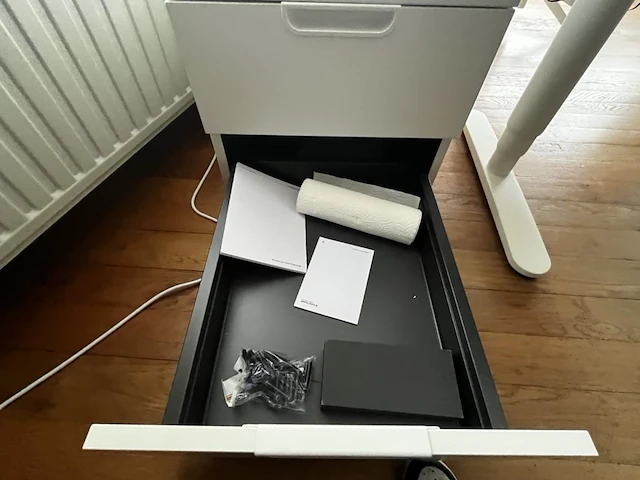 Bureau eiland incl 4 werkplekken + 4 verrijdbare typiste stoelen + 4 ladenblokken & akoestische schermen - afbeelding 21 van  22