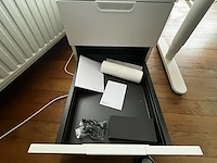 Bureau eiland incl 4 werkplekken + 4 verrijdbare typiste stoelen + 4 ladenblokken & akoestische schermen - afbeelding 21 van  22