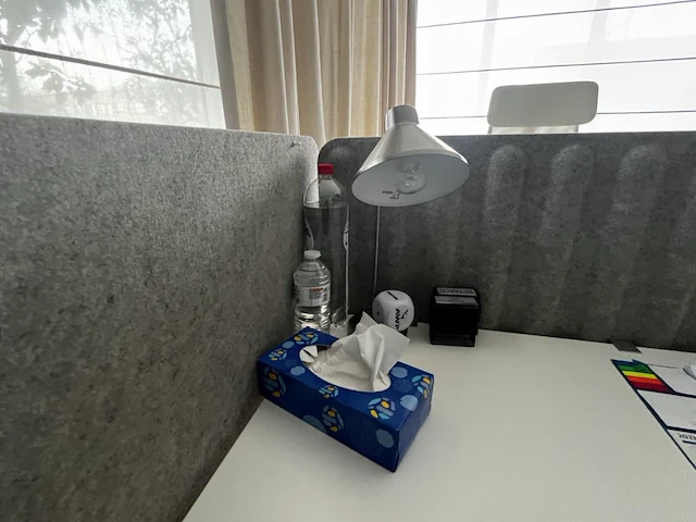 Bureau eiland incl 4 werkplekken + 4 verrijdbare typiste stoelen + 4 ladenblokken & akoestische schermen - afbeelding 22 van  22