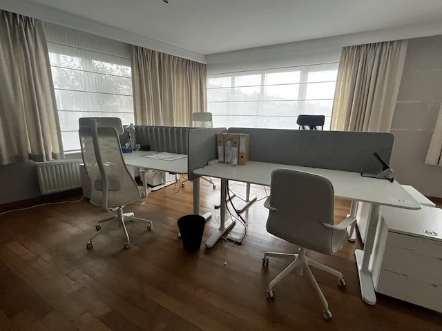 Bureau eiland incl 4 werkplekken + 4 verrijdbare typiste stoelen + 4 ladenblokken & akoestische schermen - afbeelding 2 van  22