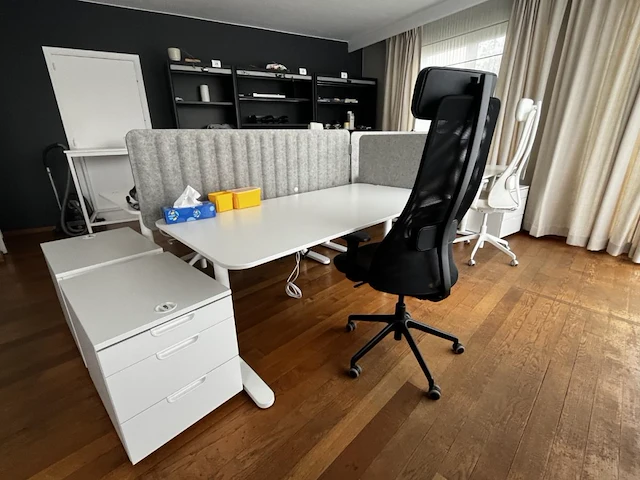 Bureau eiland incl 4 werkplekken + 4 verrijdbare typiste stoelen + 4 ladenblokken & akoestische schermen - afbeelding 3 van  22