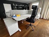 Bureau eiland incl 4 werkplekken + 4 verrijdbare typiste stoelen + 4 ladenblokken & akoestische schermen - afbeelding 3 van  22