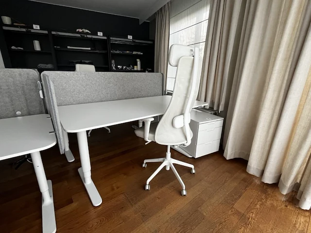 Bureau eiland incl 4 werkplekken + 4 verrijdbare typiste stoelen + 4 ladenblokken & akoestische schermen - afbeelding 4 van  22
