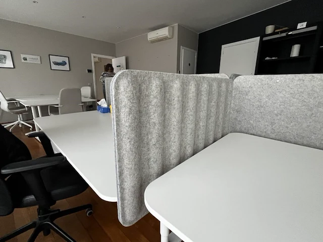Bureau eiland incl 4 werkplekken + 4 verrijdbare typiste stoelen + 4 ladenblokken & akoestische schermen - afbeelding 5 van  22