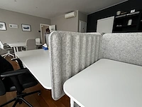 Bureau eiland incl 4 werkplekken + 4 verrijdbare typiste stoelen + 4 ladenblokken & akoestische schermen - afbeelding 5 van  22