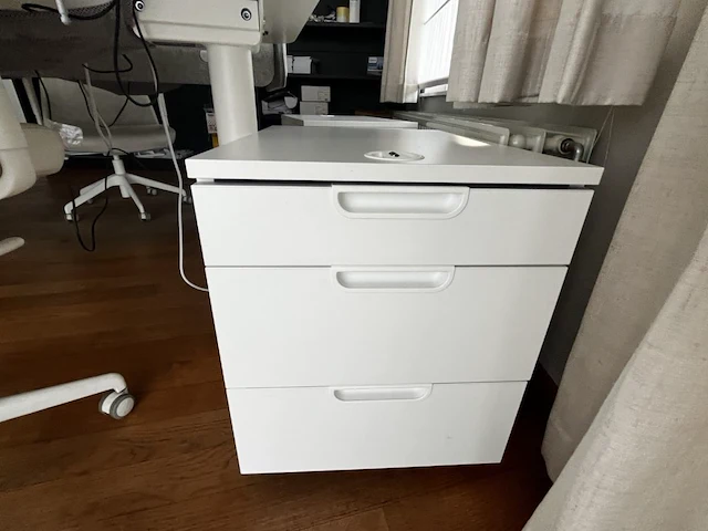 Bureau eiland incl 4 werkplekken + 4 verrijdbare typiste stoelen + 4 ladenblokken & akoestische schermen - afbeelding 6 van  22