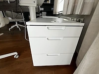 Bureau eiland incl 4 werkplekken + 4 verrijdbare typiste stoelen + 4 ladenblokken & akoestische schermen - afbeelding 6 van  22