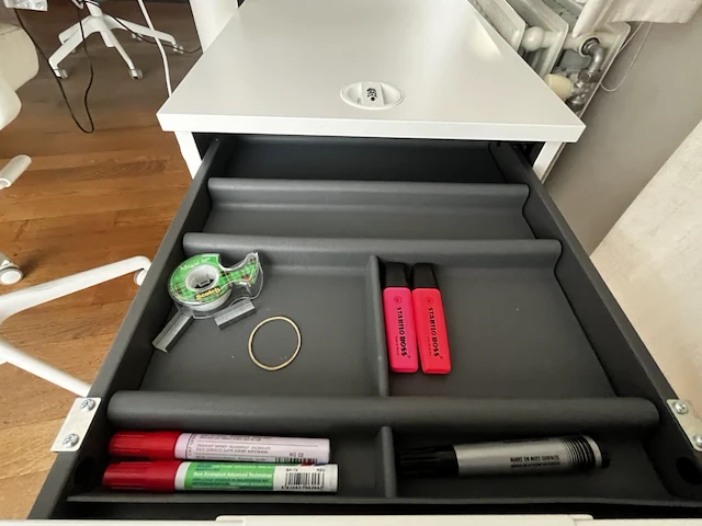 Bureau eiland incl 4 werkplekken + 4 verrijdbare typiste stoelen + 4 ladenblokken & akoestische schermen - afbeelding 7 van  22