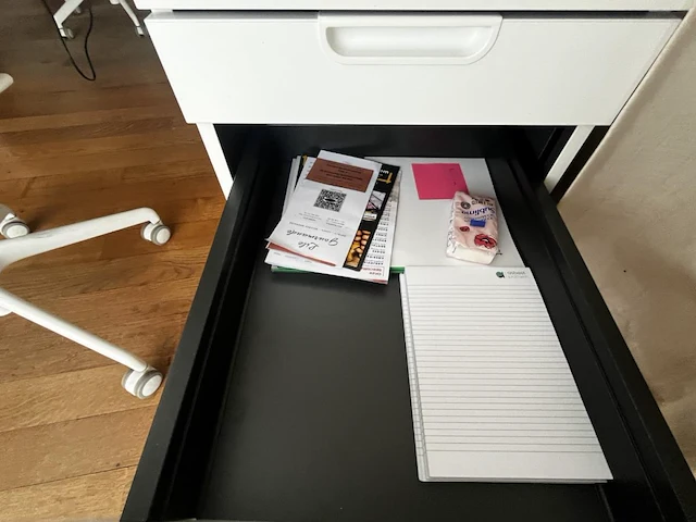 Bureau eiland incl 4 werkplekken + 4 verrijdbare typiste stoelen + 4 ladenblokken & akoestische schermen - afbeelding 8 van  22
