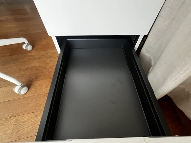 Bureau eiland incl 4 werkplekken + 4 verrijdbare typiste stoelen + 4 ladenblokken & akoestische schermen - afbeelding 9 van  22