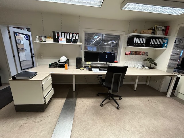 Bureau en stoel - afbeelding 1 van  5