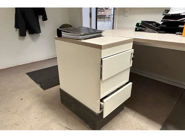 Bureau en stoel - afbeelding 2 van  5