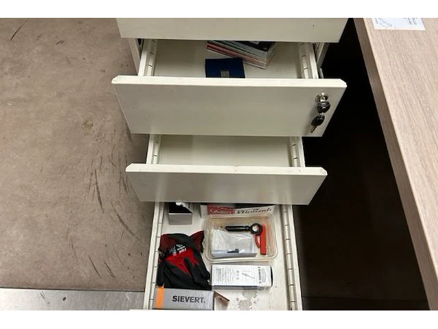 Bureau en stoel - afbeelding 5 van  5