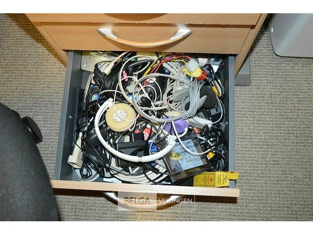 Bureau met inhoud lades + bureau stoel - afbeelding 7 van  7