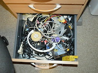 Bureau met inhoud lades + bureau stoel - afbeelding 7 van  7