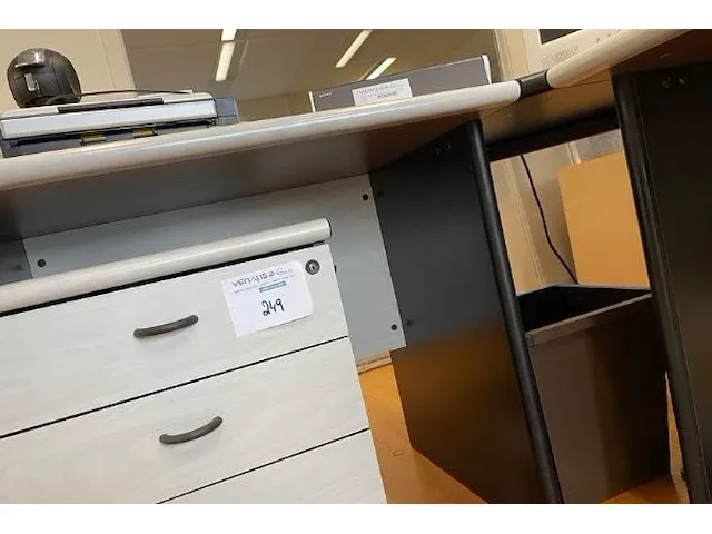 Bureau met inhoud - afbeelding 6 van  9