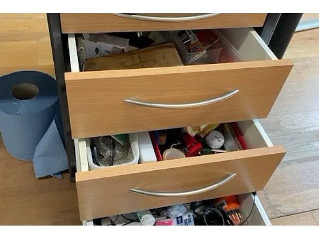 Bureau met inhoud - afbeelding 7 van  9
