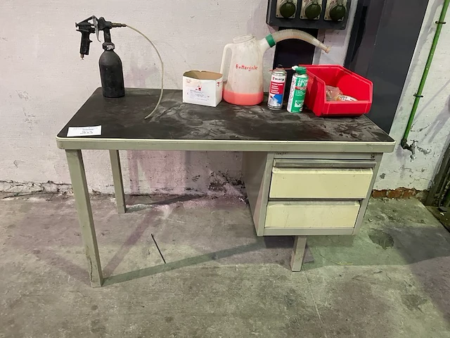 Bureau met inhoud - afbeelding 1 van  3