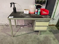 Bureau met inhoud