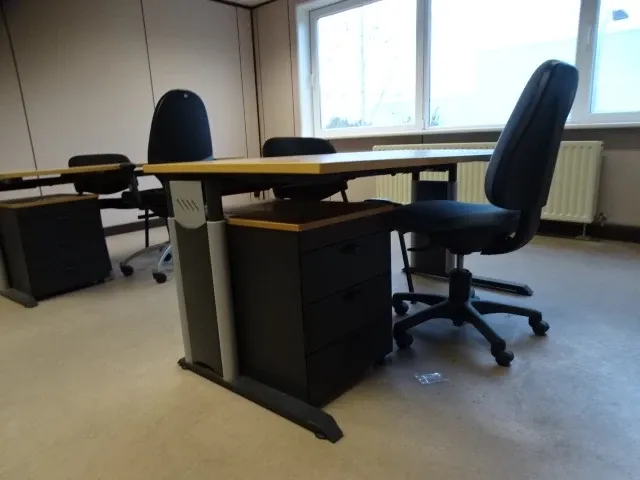 Bureau met ladekast en 2x bureaustoel - afbeelding 1 van  3