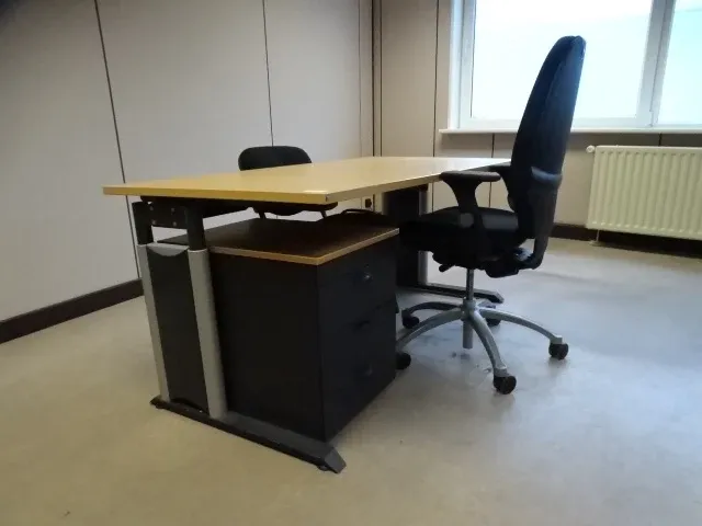 Bureau met ladekast en 2x bureaustoel - afbeelding 1 van  3