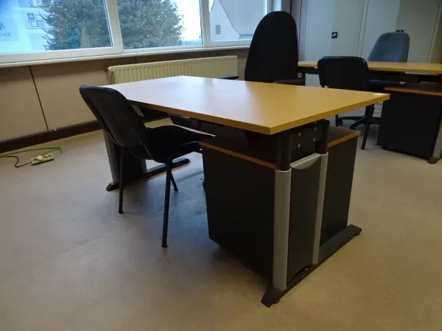Bureau met ladekast en 2x bureaustoel - afbeelding 3 van  3