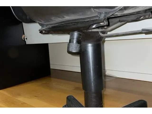 Bureau met stoel - afbeelding 4 van  5