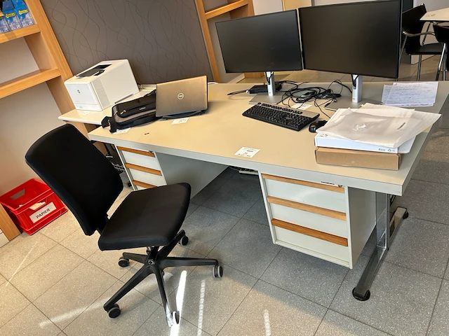 Bureau + stoel - afbeelding 1 van  7