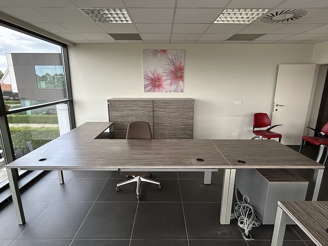 Bureau / tafel l-vorm + dossierkast met schuifdeuren - afbeelding 1 van  7