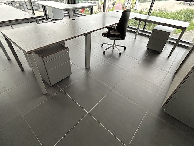 Bureau / tafel l-vorm + dossierkast met schuifdeuren - afbeelding 2 van  7