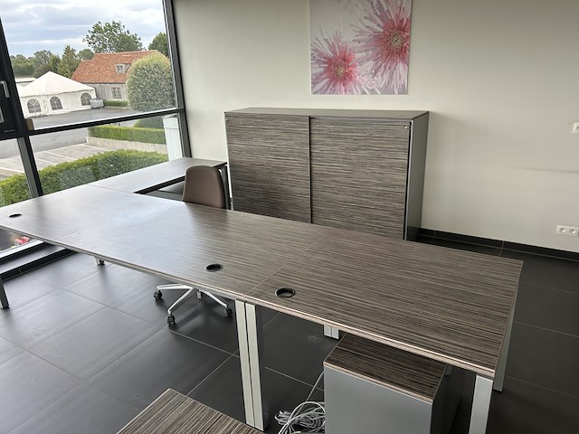 Bureau / tafel l-vorm + dossierkast met schuifdeuren - afbeelding 3 van  7