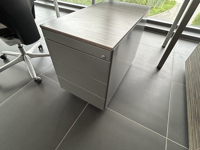 Bureau / tafel l-vorm + dossierkast met schuifdeuren - afbeelding 4 van  7
