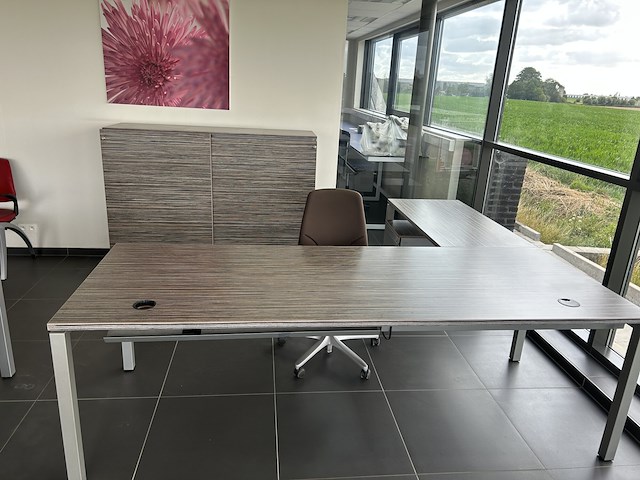 Bureau / tafel l-vorm + dossierkast met schuifdeuren - afbeelding 1 van  3