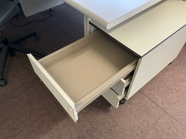 Bureau - afbeelding 6 van  6