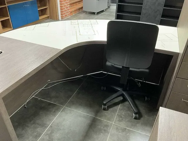 Bureau - afbeelding 3 van  6