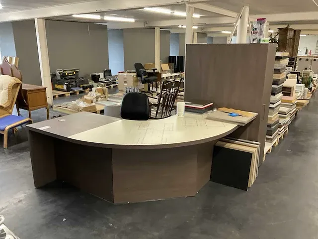 Bureau - afbeelding 1 van  7