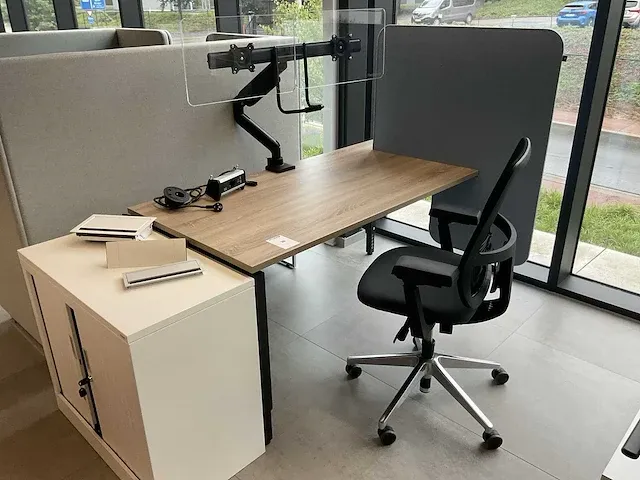 Bureau - afbeelding 1 van  6
