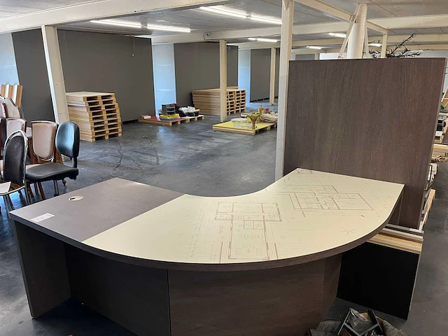 Bureau - afbeelding 1 van  7