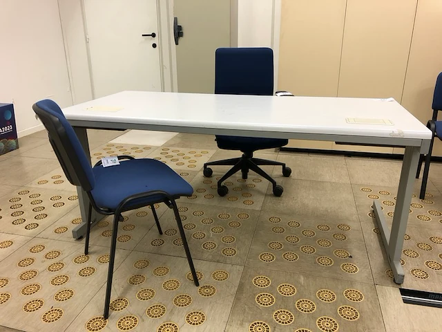 Bureau - afbeelding 1 van  6