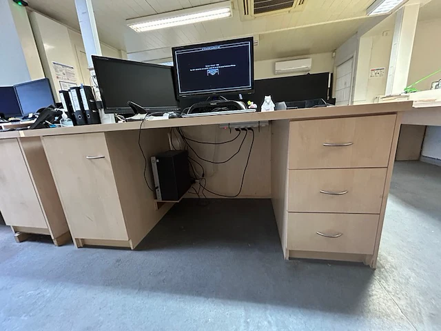 Bureau - afbeelding 1 van  3