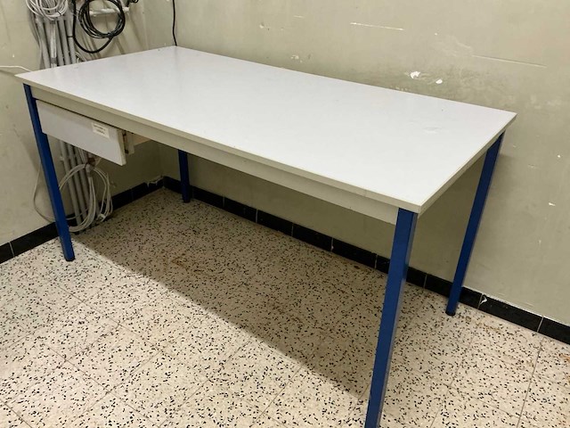 Bureau - afbeelding 1 van  1