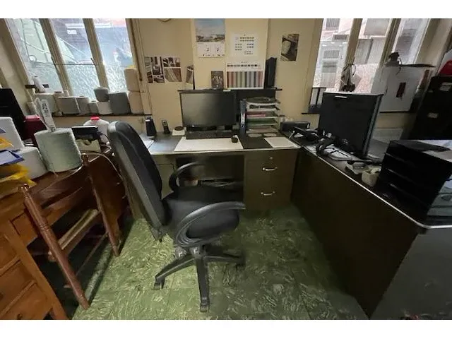 Bureaumeubelen in deze ruimte - afbeelding 4 van  7