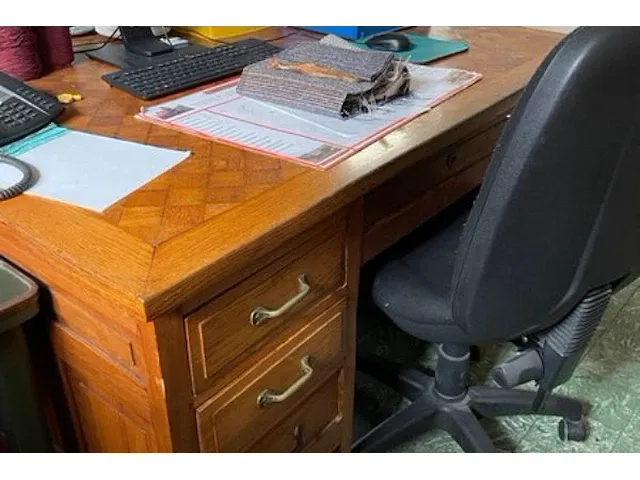 Bureaumeubelen in deze ruimte - afbeelding 6 van  7