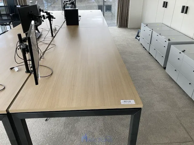 Bureauopstelling met 4 afzonderlijke metalen bureaus - afbeelding 2 van  7