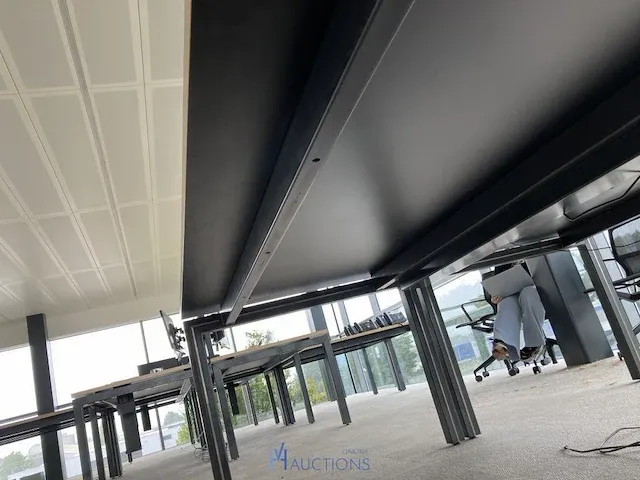 Bureauopstelling met 4 afzonderlijke metalen bureaus - afbeelding 7 van  7
