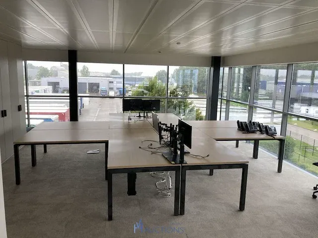 Bureauopstelling met 8 afzonderlijke metalen bureaus - afbeelding 1 van  8
