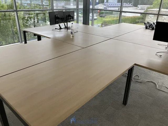 Bureauopstelling met 8 afzonderlijke metalen bureaus - afbeelding 3 van  8