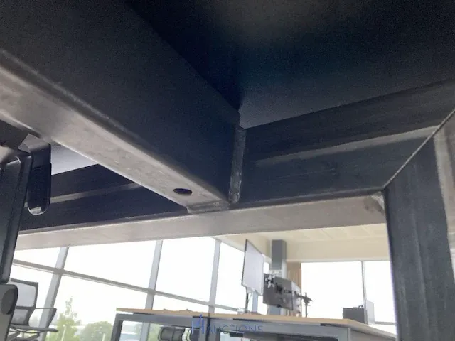 Bureauopstelling met 8 afzonderlijke metalen bureaus - afbeelding 7 van  8